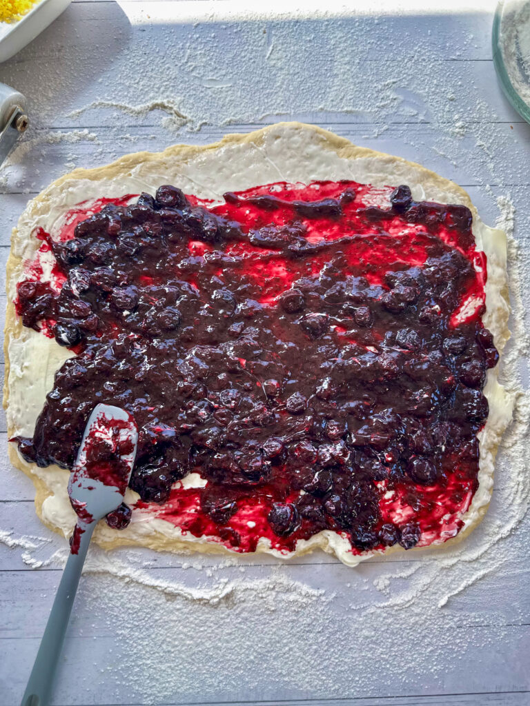 Spread the cooled compote on the top