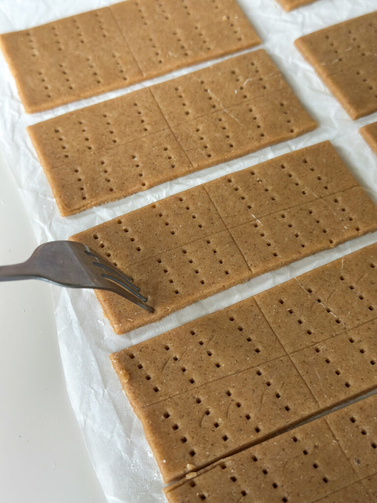 Dock crackers with a fork
