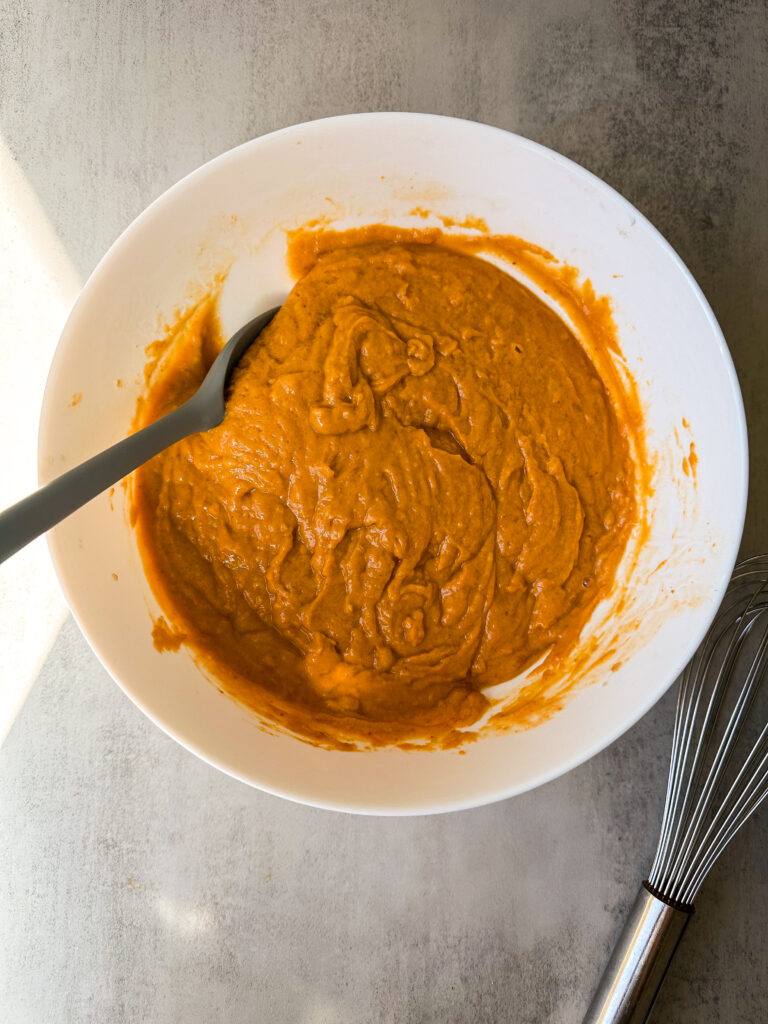 Mix the base of the cake