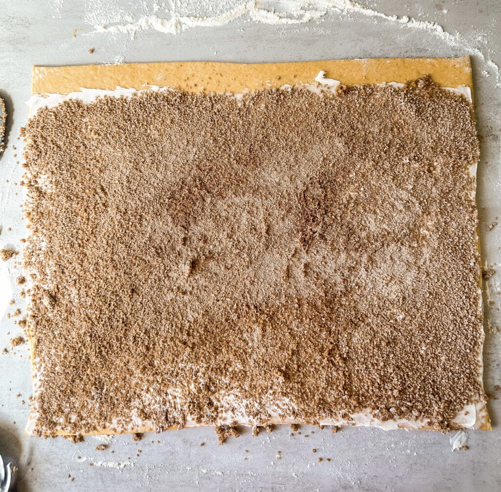 Cover the butter with the brown sugar filling