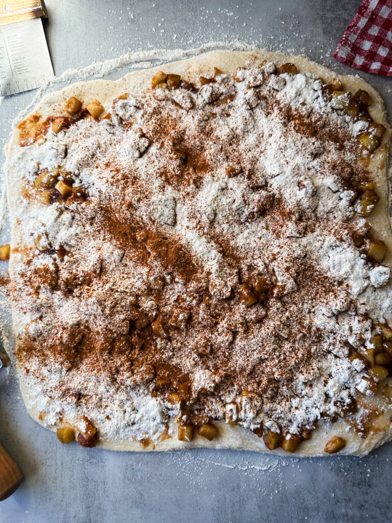 Cover the apple filling with the flour and cinnamon