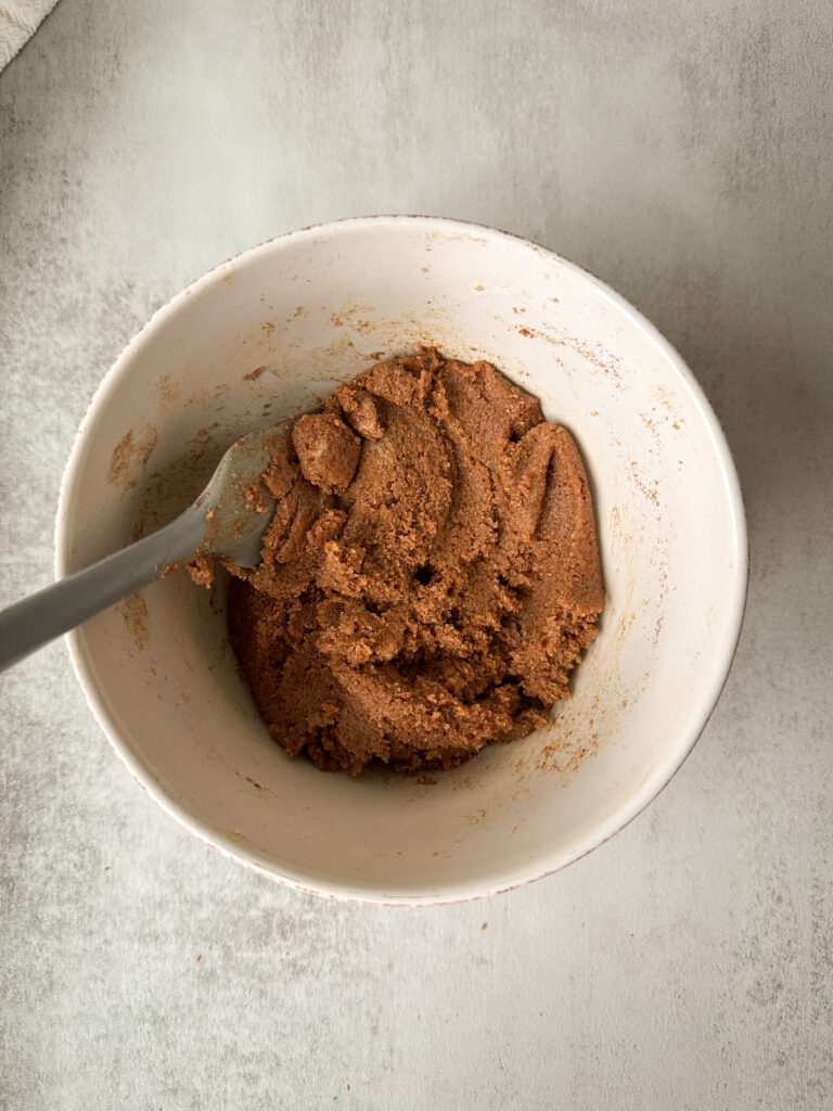 Prepare the cinnamon sugar paste